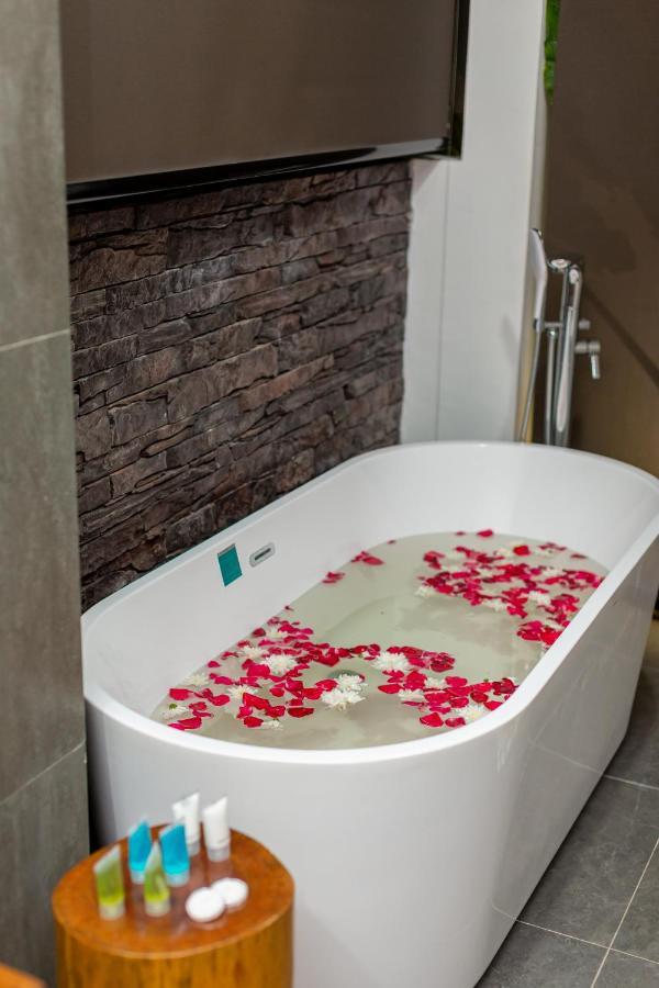 Maneh Villa Langkawi - Private Pool Пантай Ченанг Екстериор снимка